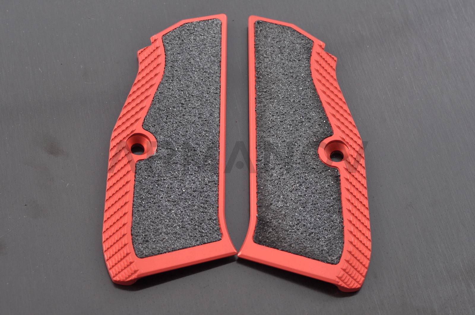 Armanov CZ Shadow MaXXXGrip červené 3